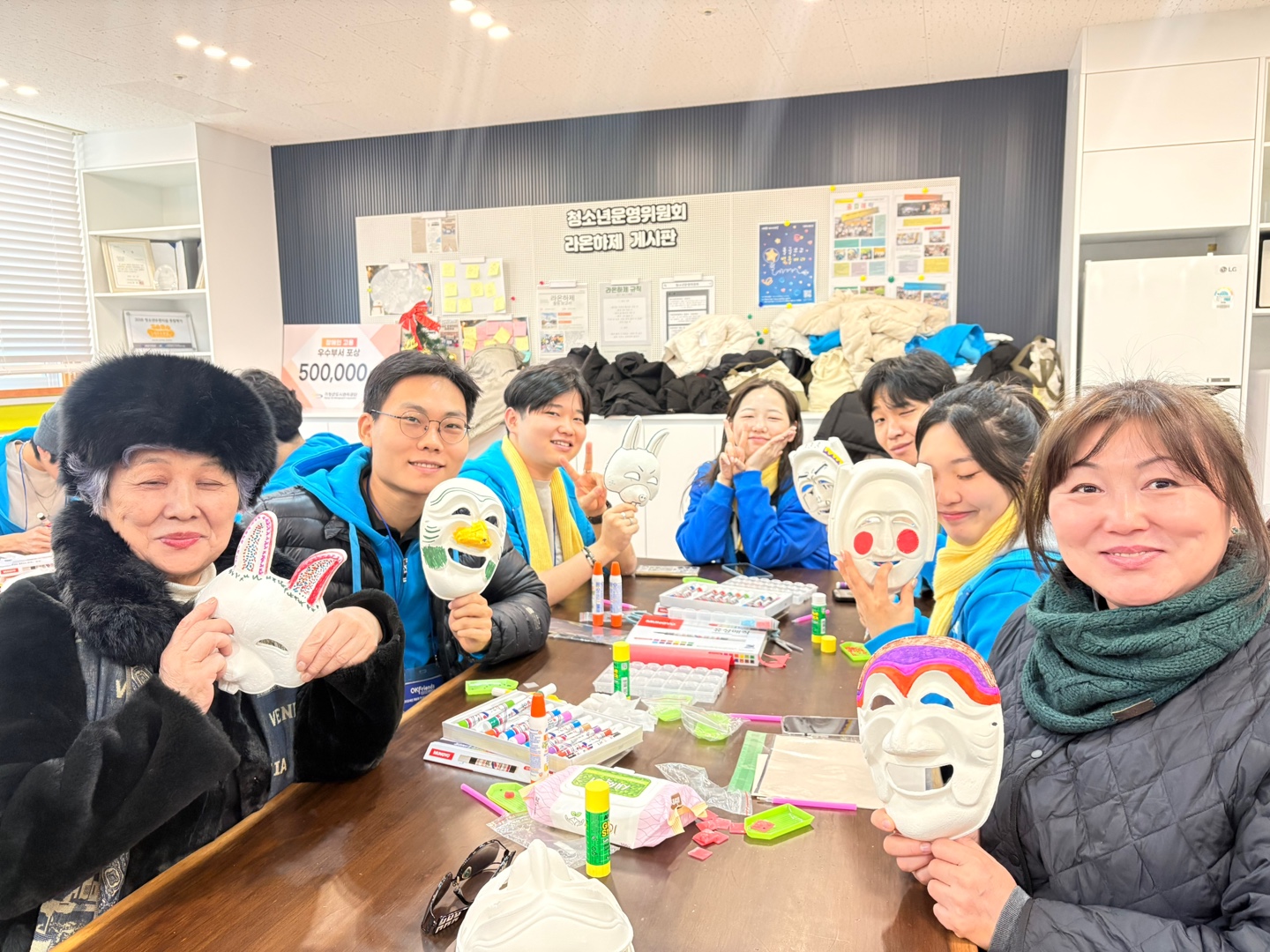 사할린영주귀국 동포 어르신과 함께 공예처험하는 차세대동포 학생들